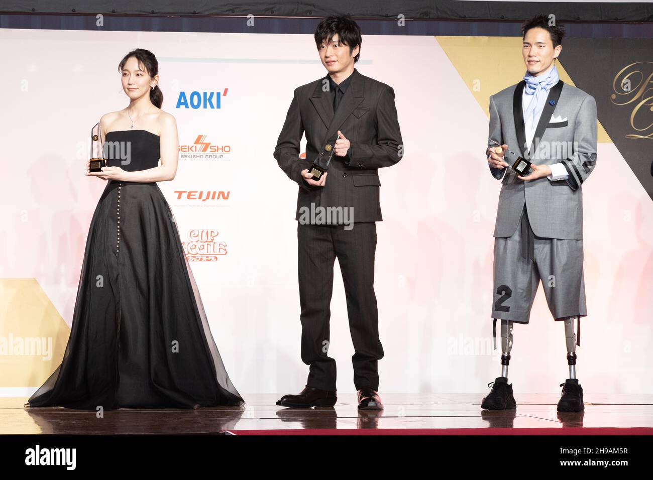 (L bis R) Riho Yoshioka, Kei Tanaka, Renshi Chokai, Dec 2, 2021 : Verleihung der 50th Best Dresser Awards in Tokio, Japan am 2. Dezember 2021. Quelle: AFLO/Alamy Live News Stockfoto