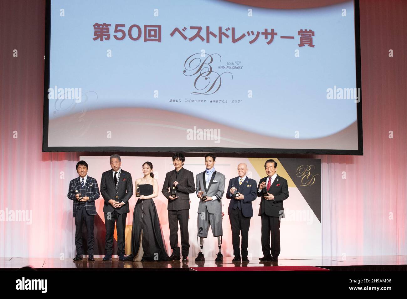 (L bis R) Yo Shitara, Shizuka Ijuin, Riho Yoshioka, Kei Tanaka, Renshi Chokai, Manlio Cadelo, Hitoshi Kusano, 2. Dezember 2021 : 50th Preisverleihung der besten Dresser-Preise in Tokio, Japan am 2. Dezember 2021. Quelle: AFLO/Alamy Live News Stockfoto
