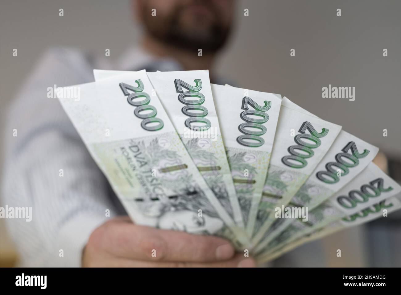 Tschechische Krone in nominalen zweitausendsten Banknoten 2000 CZK. Männer halten einen Fan von korun an der Hand. Tschechischer krimineller Geldkredit oder Finanzierungskonzept. Nahaufnahme Stockfoto