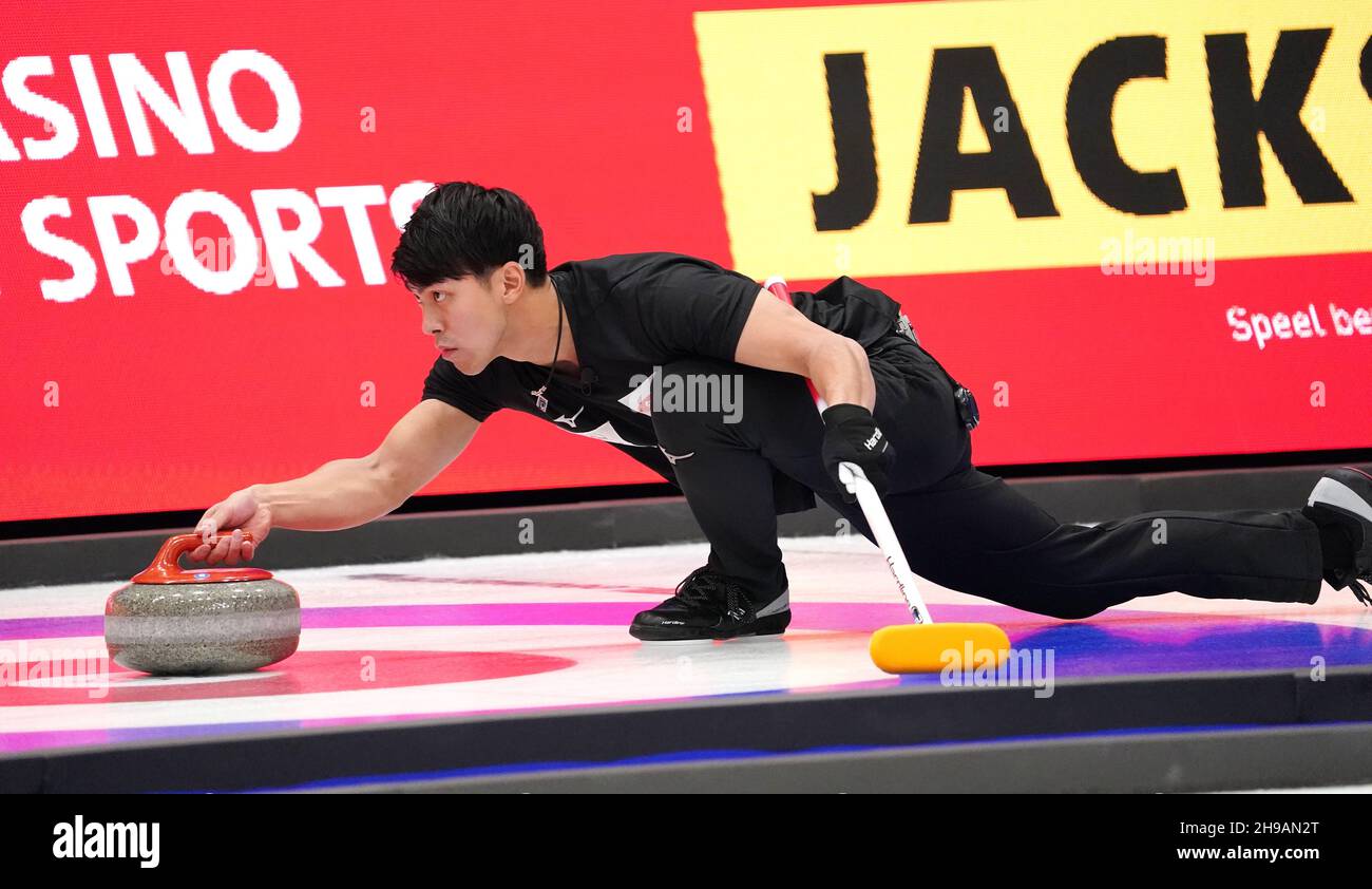 Yasumasa TANIDA aus Japan im Mixed Doubles Round Robin Session 3 während des Olympia Qualification Event 2021 am 5. Dezember 2021 im Friesland hal in Leeuwarden, Niederlande Foto: SCS/Soenar Chamid/AFLO (HOLLAND OUT) Stockfoto