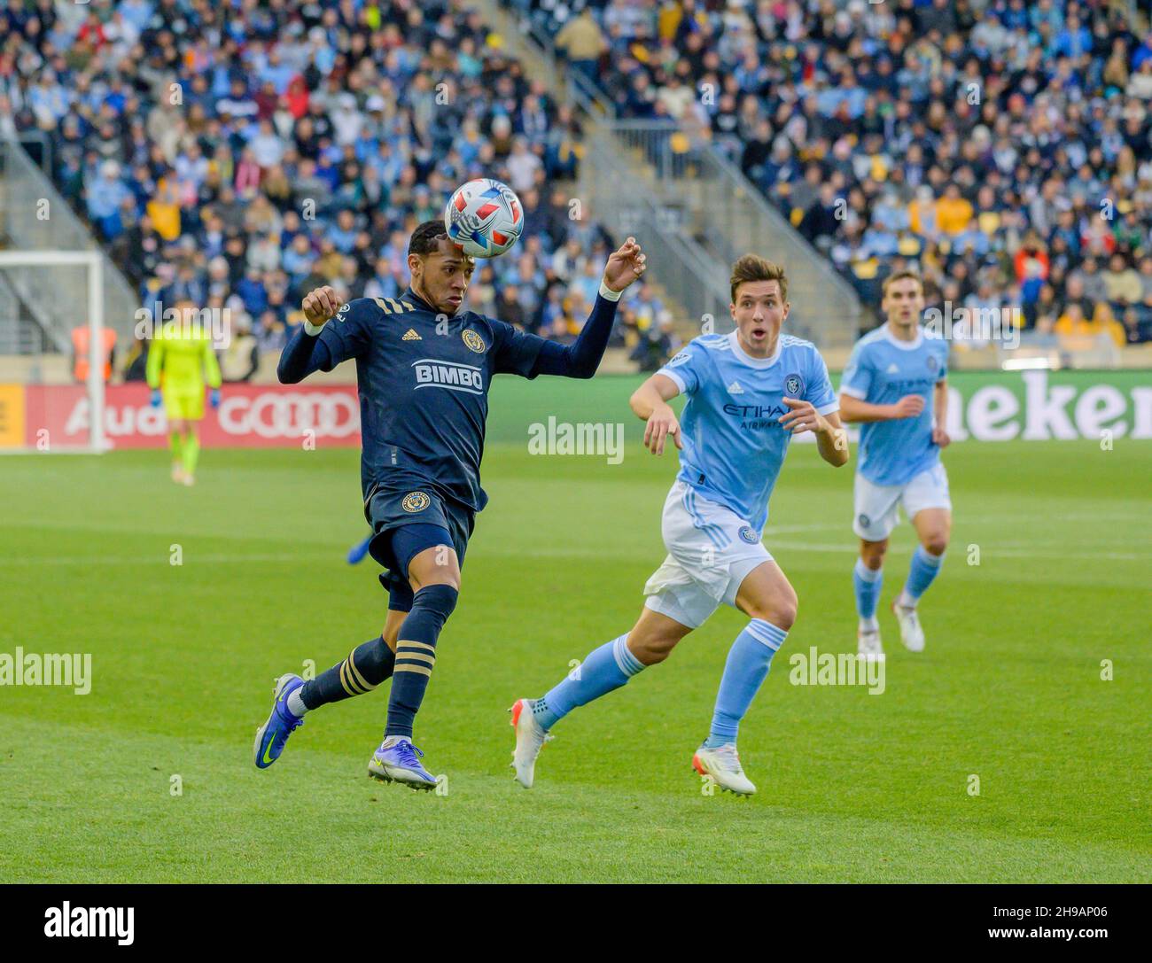 Chester, Pennsylvania, USA. 5th Dez 2021. Am 5. Dezember 2021 kämpft Jose MARTINEZ (8), Spieler der PA-Philadelphia Union in Chester, während der MLS Eastern Conference Finals gegen den NYCFC-Spieler MALTE AMUNDSEN (12) im Subaru Park um den Ball. NYCFC gewann mit 2 Toren auf 1 (Bildquelle: © Ricky Fitchett/ZUMA Press Wire) Stockfoto