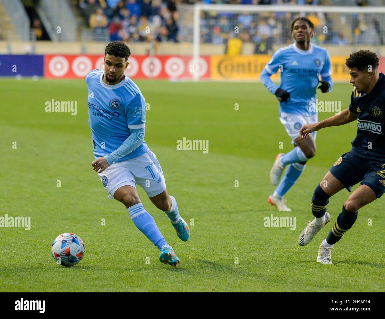 Chester, Pennsylvania, USA. 5th Dez 2021. Am 5. Dezember 2021 kämpft ISMAEL TAJOURI-SHRADI (17), PA- NYCFC-Spieler von Chester, während der MLS Eastern Conference Finals im Subaru Park um den Ball. NYCFC gewann mit 2 Toren auf 1 (Bildquelle: © Ricky Fitchett/ZUMA Press Wire) Stockfoto