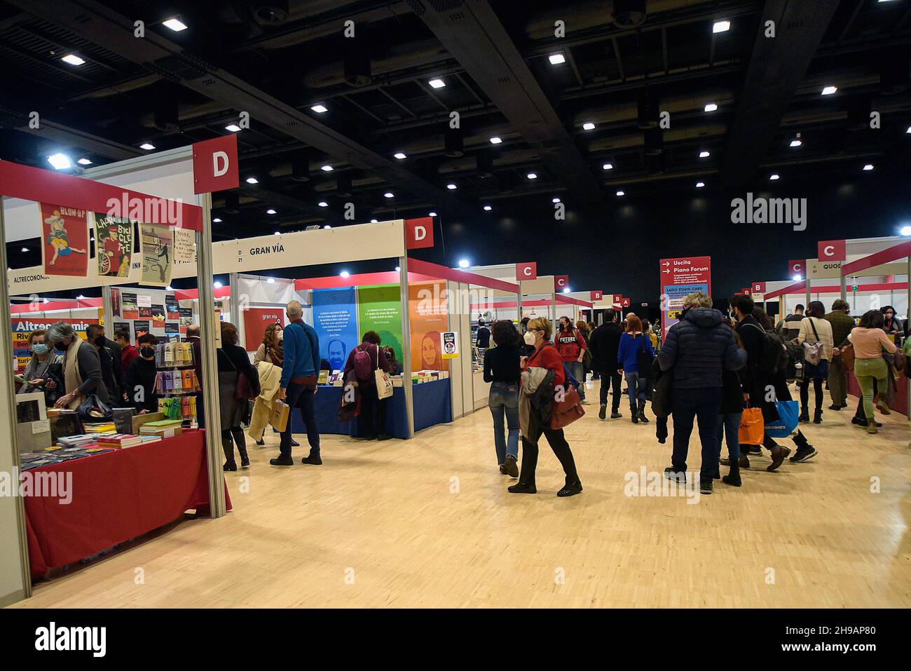 Rom, Italien. 05th Dez 2021. Die Besucher beobachten die Stände der Nationalen Messe für kleine und mittlere Verlagswesen "Più Libri Più Liberi"."Più Libri Più Liberi" ist die erste italienische Messe, die ausschließlich dem Verlagswesen gewidmet ist, wo jedes Jahr rund 500 Verlage aus ganz Italien ihre Nachrichten und ihren Katalog der Öffentlichkeit präsentieren. Kredit: SOPA Images Limited/Alamy Live Nachrichten Stockfoto