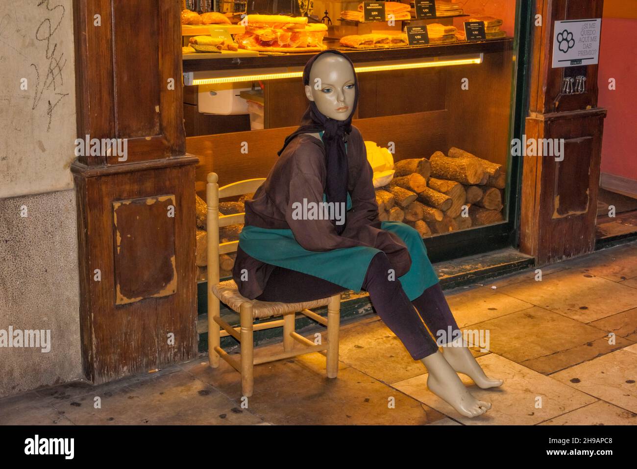 Modell vor einem Geschäft bei Nacht, Valencia, Spanien Stockfoto