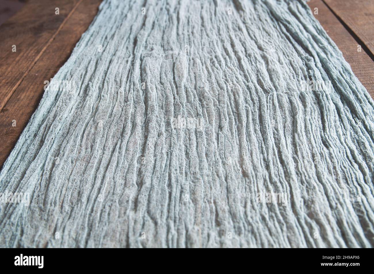 Gaze Tischdecke Textur Hintergrund. Graue Gaze-Stoffansicht von oben mit Kopierfläche. Stockfoto