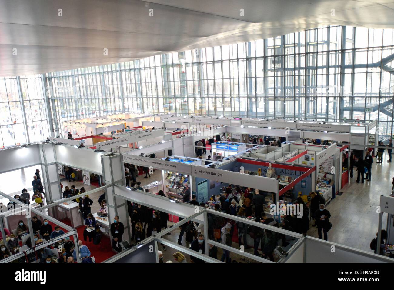 Rom, Italien. 05th Dez 2021. Ansicht der Stände der Nationalen Messe für kleine und mittlere Verlagswesen "Più Libri Più Liberi"."Più Libri Più Liberi" ist die erste italienische Messe, die ausschließlich dem Verlagswesen gewidmet ist, wo jedes Jahr rund 500 Verlage aus ganz Italien ihre Nachrichten und ihren Katalog der Öffentlichkeit präsentieren. (Foto von Vincenzo Nuzzolese/SOPA Images/Sipa USA) Quelle: SIPA USA/Alamy Live News Stockfoto