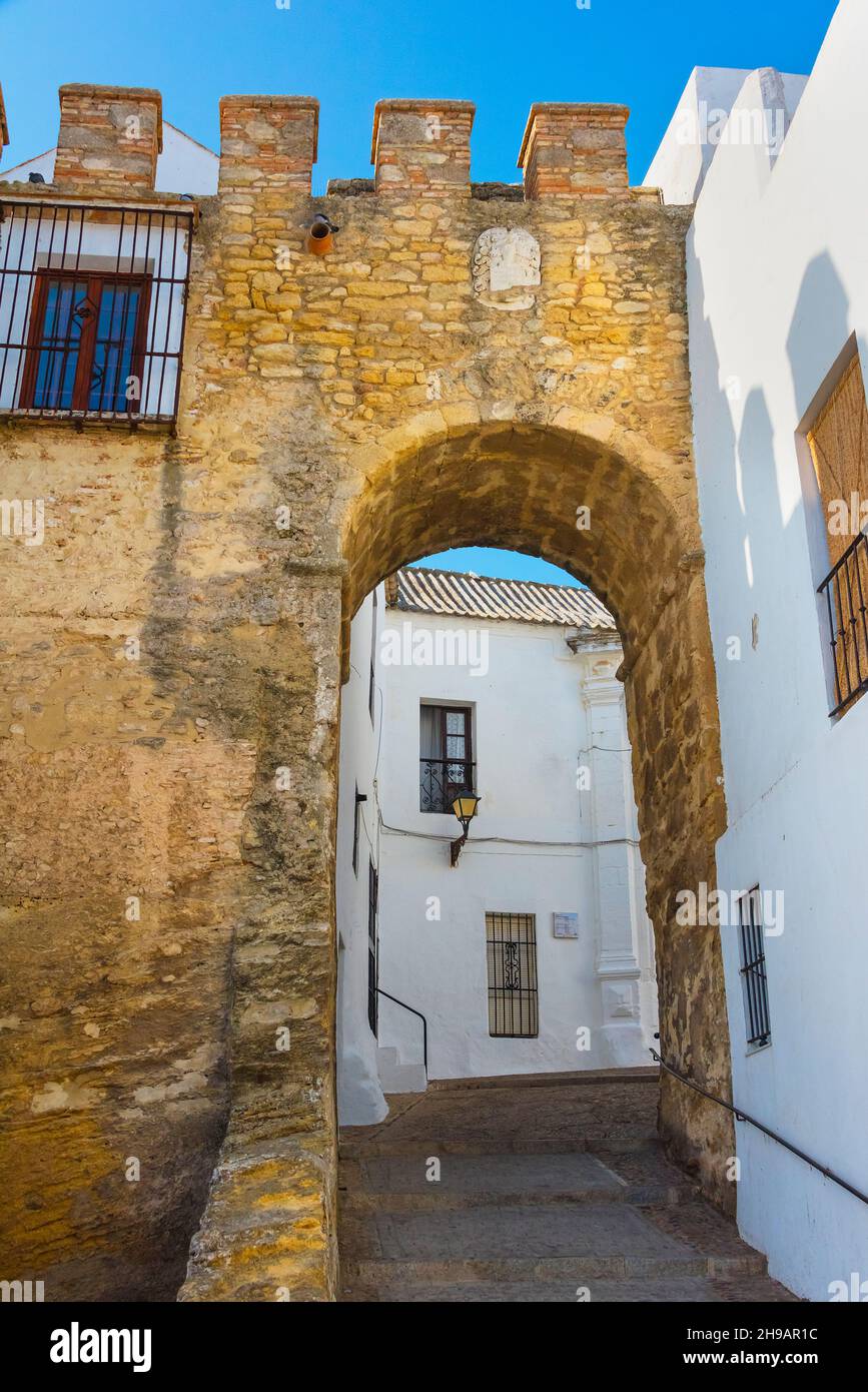 Stadtmauer und Torbogen mit weißem Haus, Vejer de la Frontera, Provinz Cááiz, Autonome Gemeinschaft Andalusien, Spanien Stockfoto