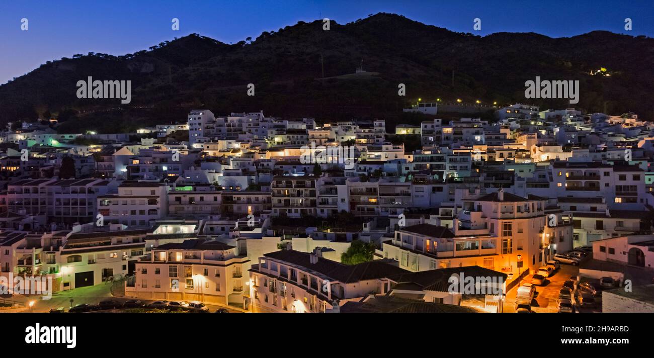 Nachtansicht von Häusern am Hang, Mijas, Provinz Malaga, Autonome Gemeinschaft Andalusien, Spanien Stockfoto