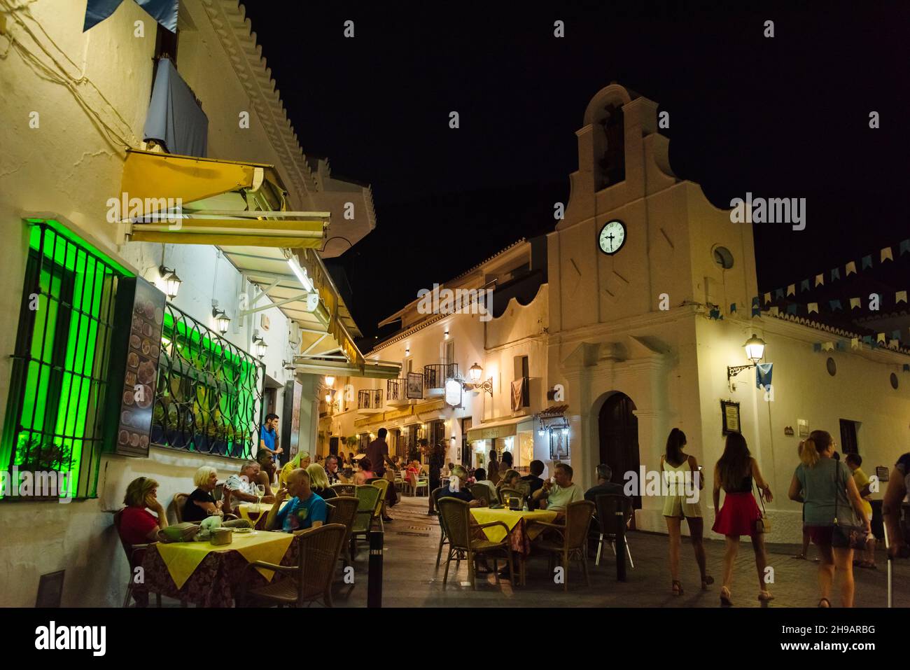 Blick auf die Straße vor der Kirche San Sebastian bei Nacht, Mijas, Provinz Malaga, Autonome Gemeinschaft Andalusien, Spanien Stockfoto