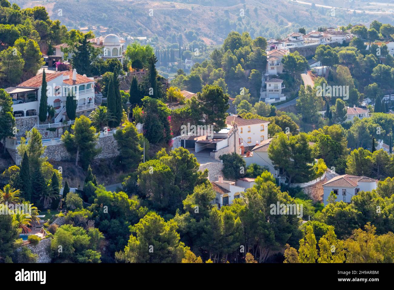 Weiße Häuser am Hang, Mijas, Provinz Malaga, Autonome Gemeinschaft Andalusien, Spanien Stockfoto