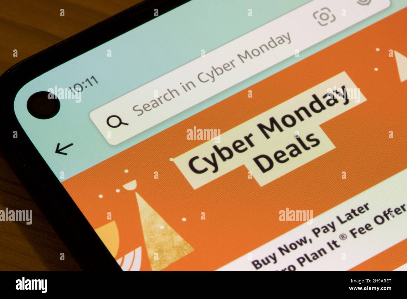 Nahaufnahme der „Cyber Monday Deals“-Seite der Amazon Shopping-App auf einem Telefon am Sonntag, 28. November 2021. Stockfoto