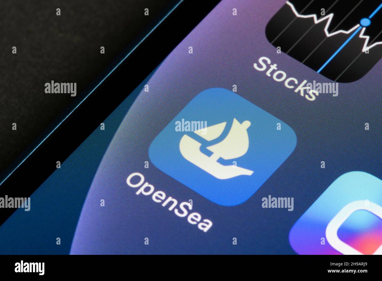 Nahaufnahme des OpenSea NFT Marketplace App-Symbols auf einem iPhone. OpenSea ist ein Peer-to-Peer-Marktplatz für NFTs, seltene digitale Produkte und Krypto-Technologien. Stockfoto