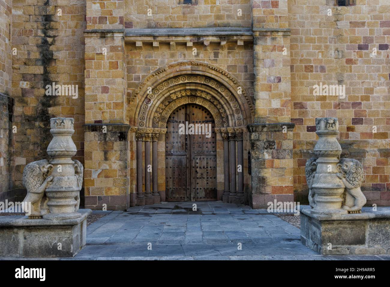 Tor der Iglesia de San Pedro auf dem Platz Santa Teresa de Jesus, Avila (UNESCO-Weltkulturerbe), Spanien Stockfoto