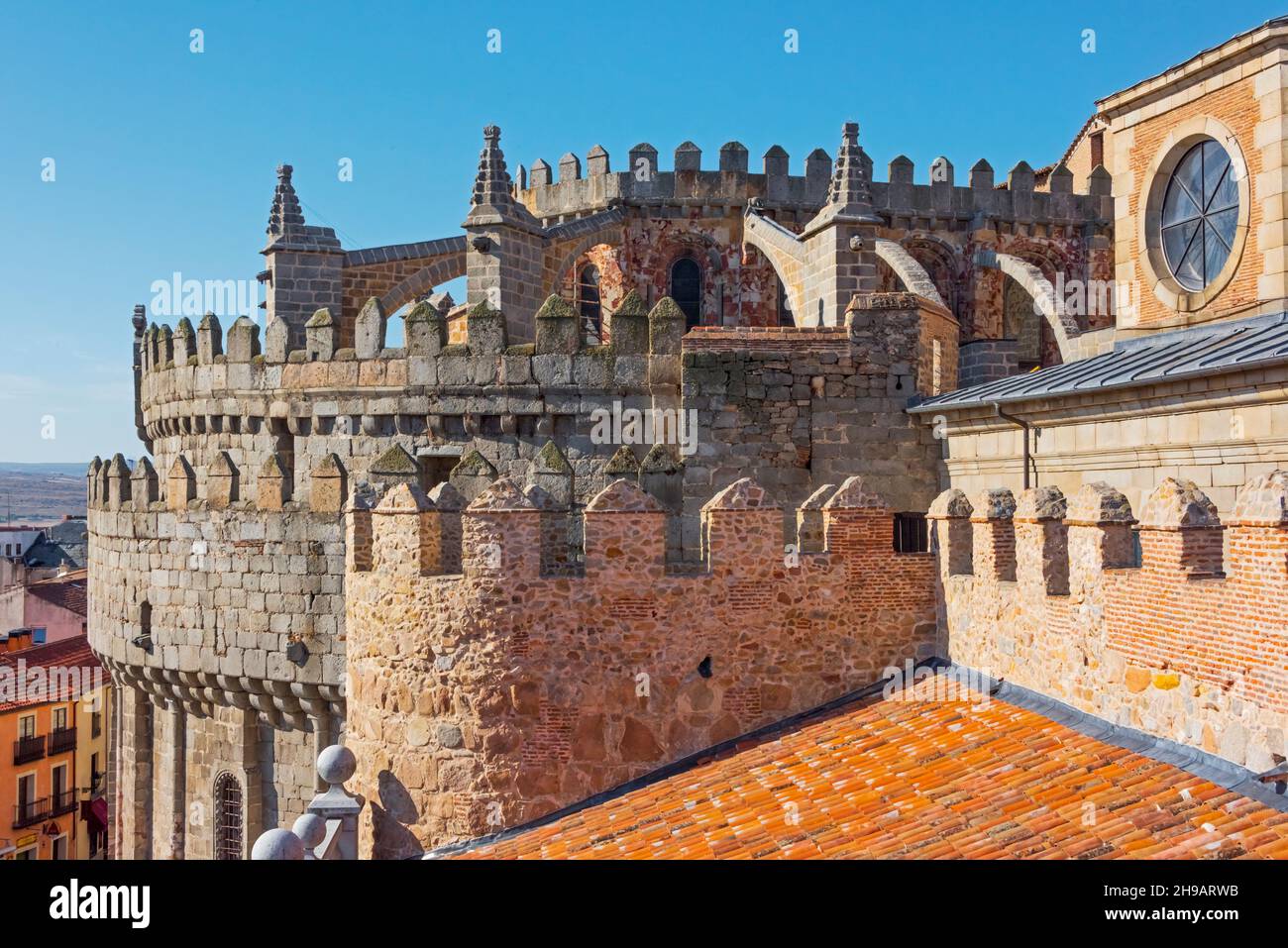 Apsis der Kathedrale von Avila durch mittelalterliche Stadtmauern, Avila (UNESCO-Weltkulturerbe), Provinz Avila, Autonome Gemeinschaft Kastilien und Leon, Spanien Stockfoto