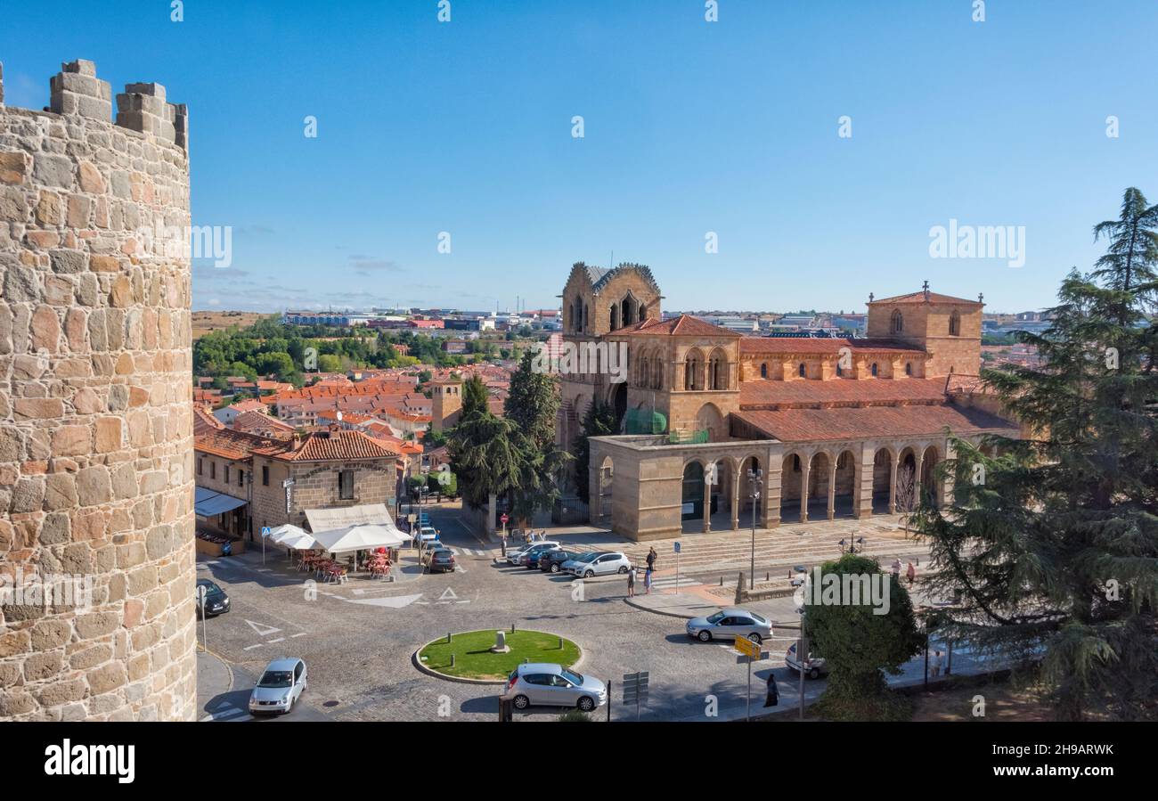 Basilika San Vicente an der Plaza de San Vicente und mittelalterliche Stadtmauern von Avila (UNESCO-Weltkulturerbe), Provinz Avila, Kastilien und Leon Autono Stockfoto