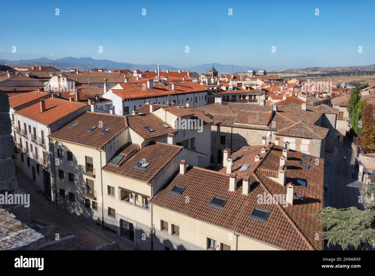 Alte Häuser mit rotem Dach innerhalb der mittelalterlichen Stadtmauern von Avila (UNESCO-Weltkulturerbe), der Provinz Avila, der Autonomen Gemeinschaft Kastilien und Leon, Stockfoto