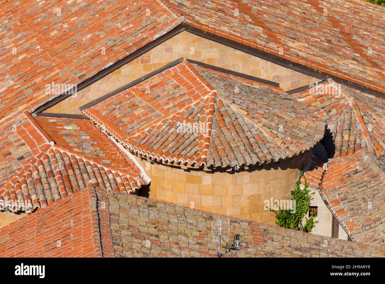 Alte Häuser mit rotem Dach innerhalb der mittelalterlichen Stadtmauern von Avila (UNESCO-Weltkulturerbe), der Provinz Avila, der Autonomen Gemeinschaft Kastilien und Leon, Stockfoto