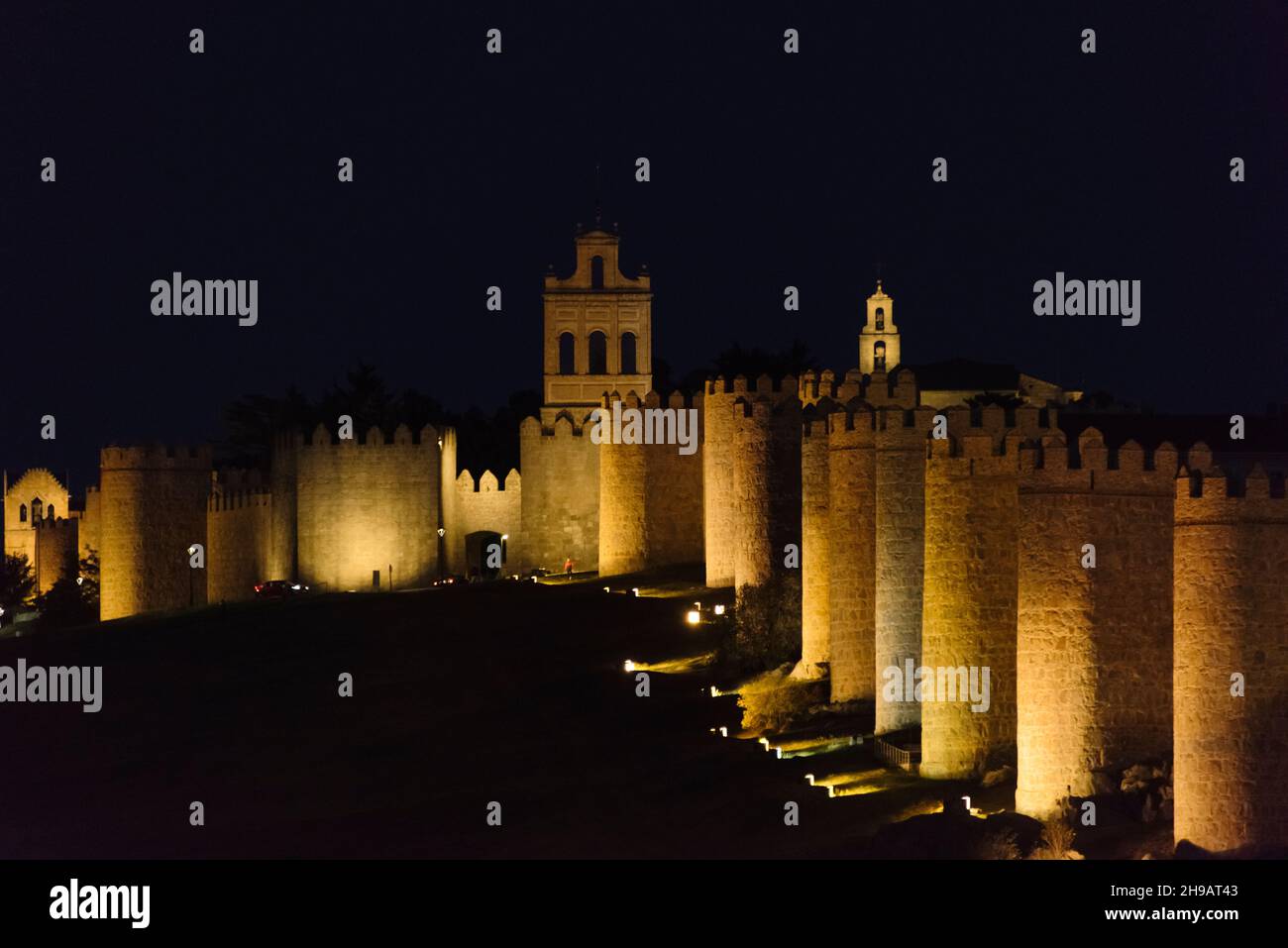 Nachtansicht der mittelalterlichen Stadtmauer von Avila (UNESCO-Weltkulturerbe), der Provinz Avila, der autonomen Gemeinschaft Kastilien und Leon, Spanien Stockfoto