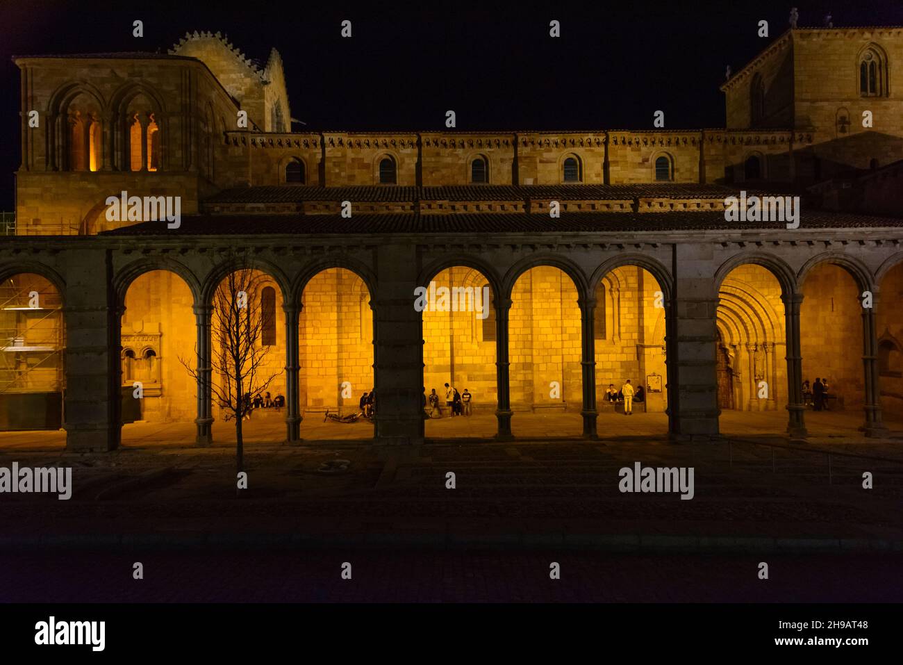 Nachtansicht der Basilika San Vicente, Avila (UNESCO-Weltkulturerbe), Provinz Avila, Kastilien- und Leon-Autonome Gemeinschaft, Spanien Stockfoto