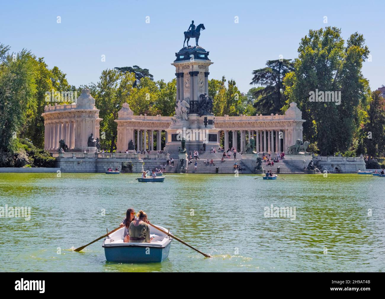 Ruderboot auf dem Retiro Teich im Buen Retiro Park und Denkmal für Alfonso XII, Madrid, Spanien Stockfoto