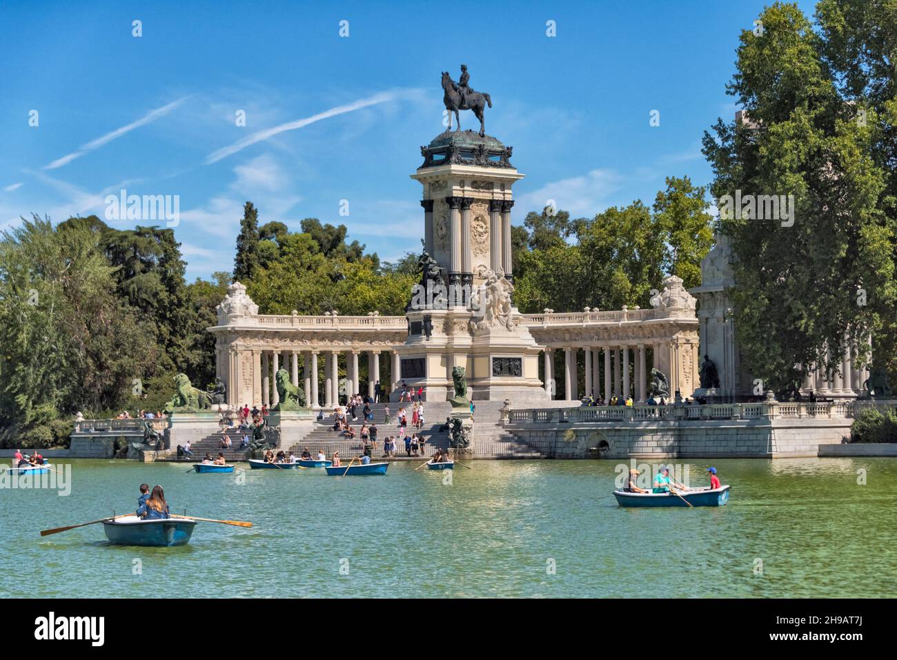 Ruderboot auf dem Retiro Teich im Buen Retiro Park und Denkmal für Alfonso XII, Madrid, Spanien Stockfoto