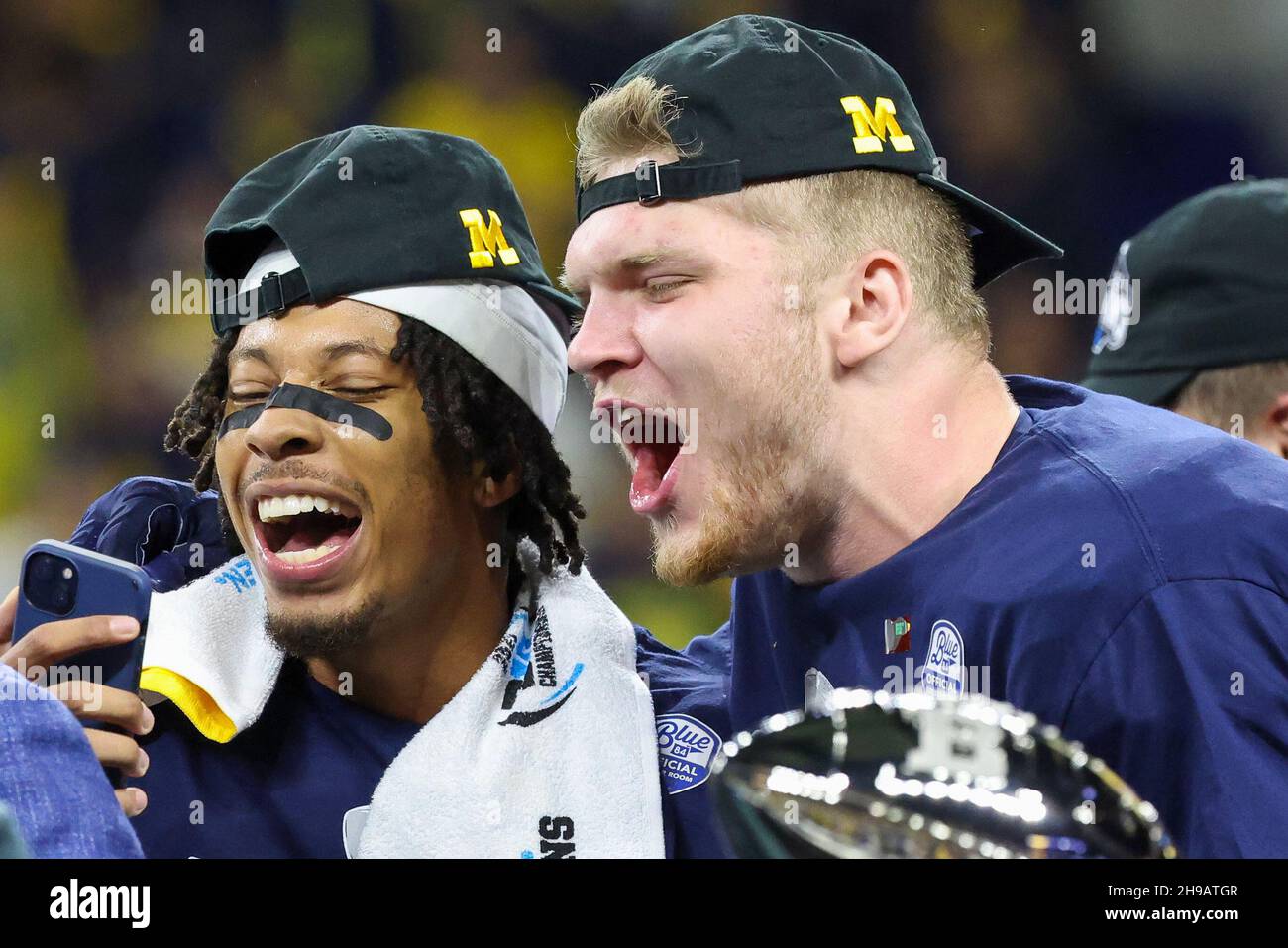 Indianapolis, IN. 04. Dezember 2021: Michigan Wolverines defensive back Vincent Gray (4) und das defensive end Aidan Hutchinson (97) arbeiten an einem Social-Media-Beitrag beim NCAA Big Ten Championship-Fußballspiel zwischen den Michigan Wolverines gegen Iowa Hawkeys im Lucas Oil Stadium in Indianapolis, IN. Darren Lee/CSM Stockfoto