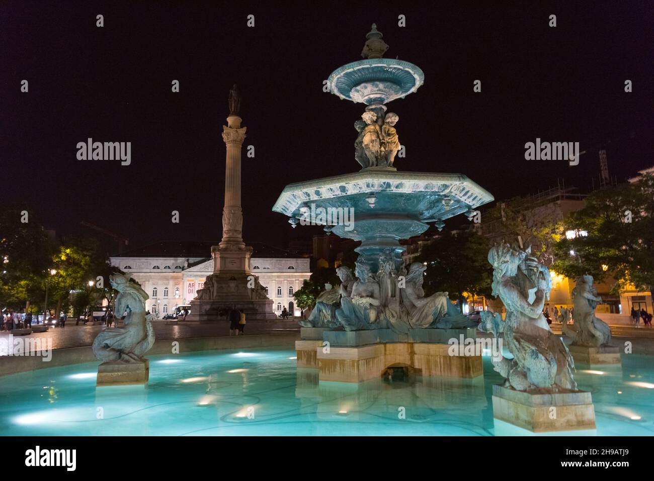 Nachtansicht des barocken Brunnens und der Säule von Pedro IV im Zentrum des Rossio-Platzes, Lissabon, Portugal Stockfoto
