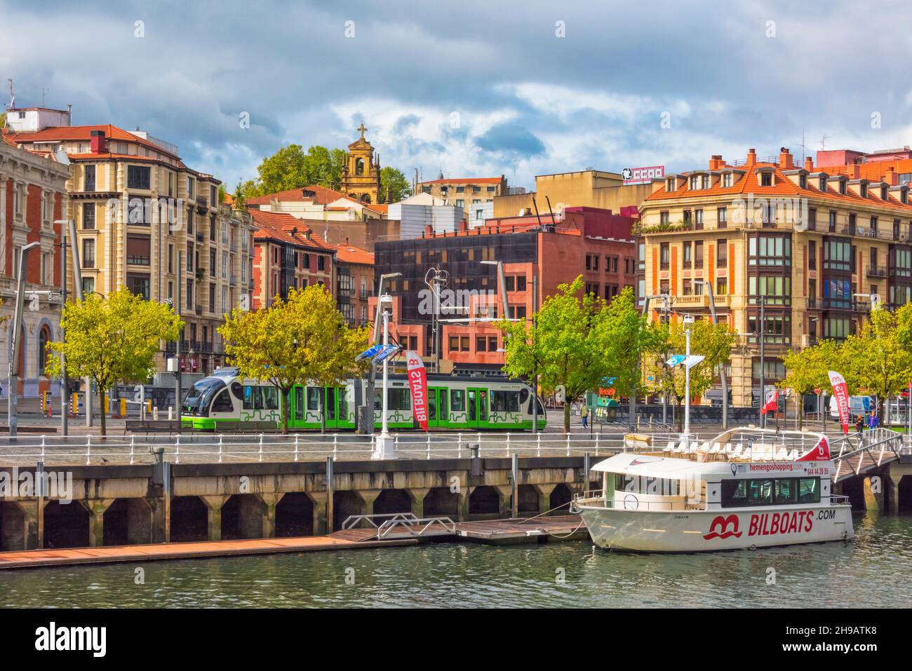Gebäude am Ufer des Flusses Nervion, Bilbao, Provinz Biskaya, Autonome Gemeinschaft Baskenland, Spanien Stockfoto