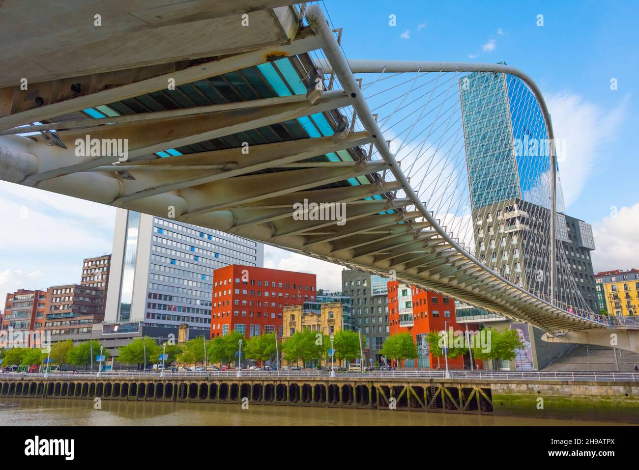 Zubizuri-Brücke (Campo Vlantin-Brücke oder Puente del Campo Vlantin, eine Fußbrücke mit gebundener Bögen über den Fluss Nervion, entworfen vom Architekten Santiago Cala Stockfoto