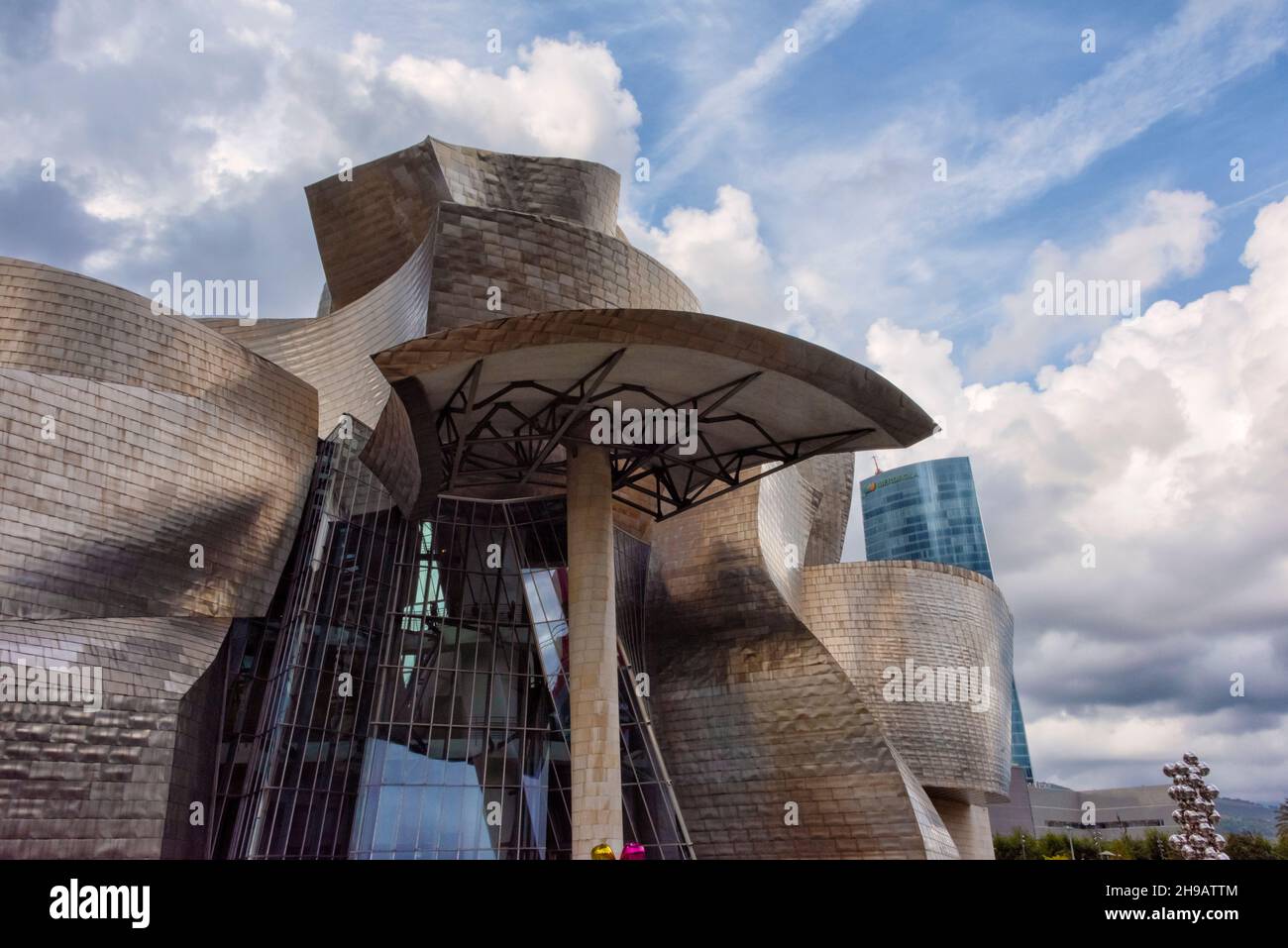 Tall Tree & the Eye von Anish Kapoor im Guggenheim Museum Bilbao, Bilbao, Provinz Biskaya, Autonome Gemeinschaft des Baskenlandes, Spanien Stockfoto