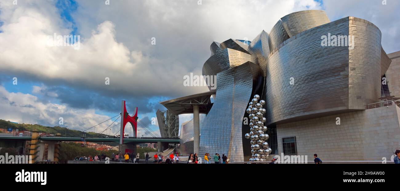 Tall Tree &amp; The Eye von Anish Kapoor im Guggenheim Museum Bilbao und der La Salve Brücke, Bilbao, Provinz Biscay, Autonome Gemeinschaft des Baskenlandes, Stockfoto