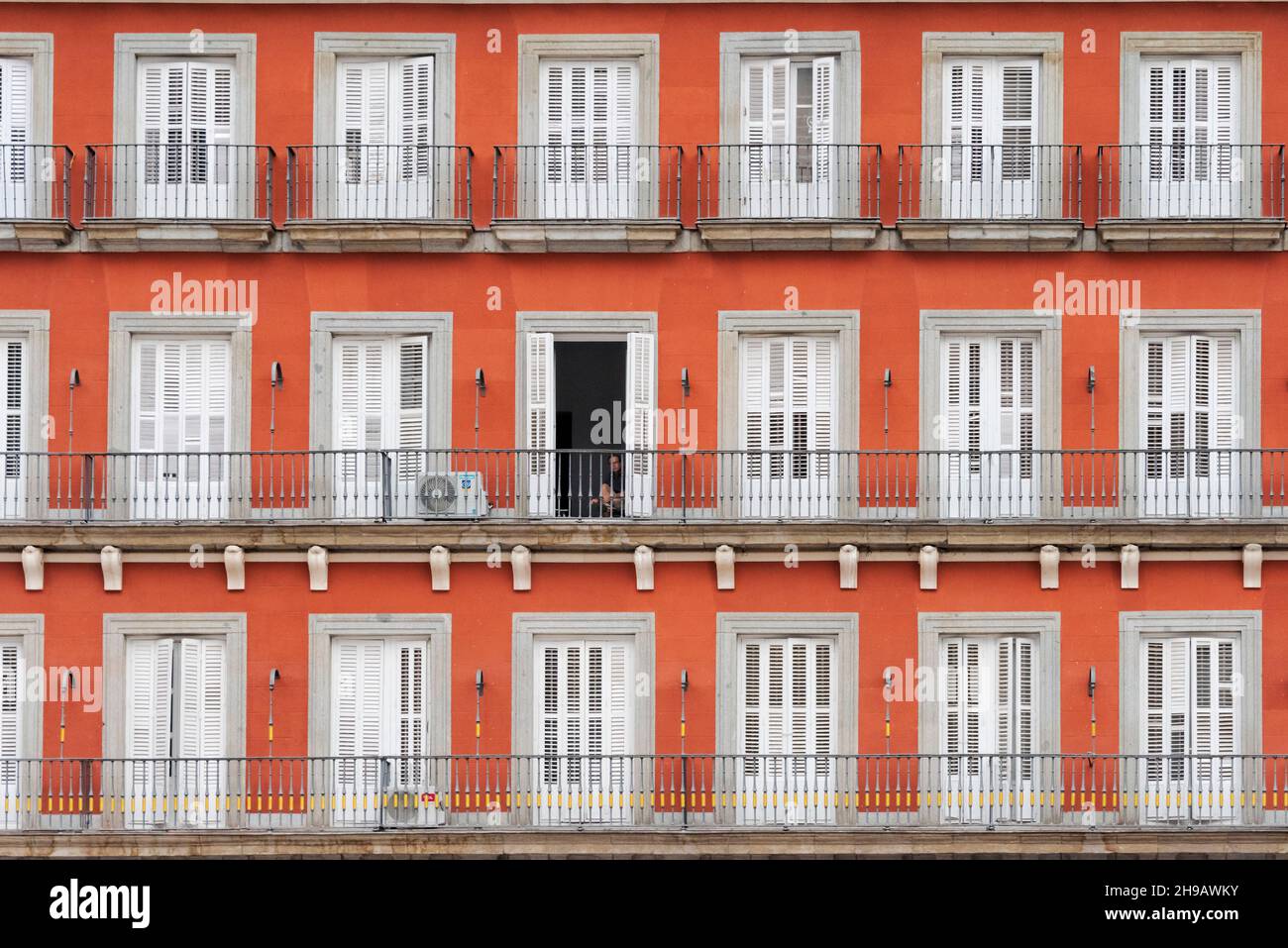 Rotes Gebäude mit Fenstern auf der Plaza Mayor, Madrid, Spanien Stockfoto