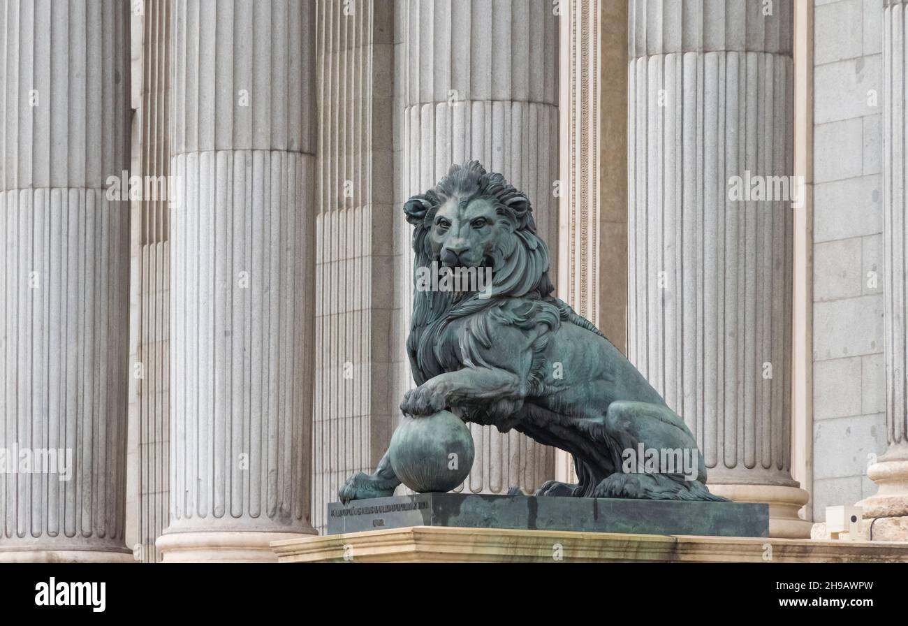 Löwenstatue und Säulen am Eingang zum Kongress der Abgeordneten, Sitz des spanischen Parlaments, Madrid, Spanien Stockfoto