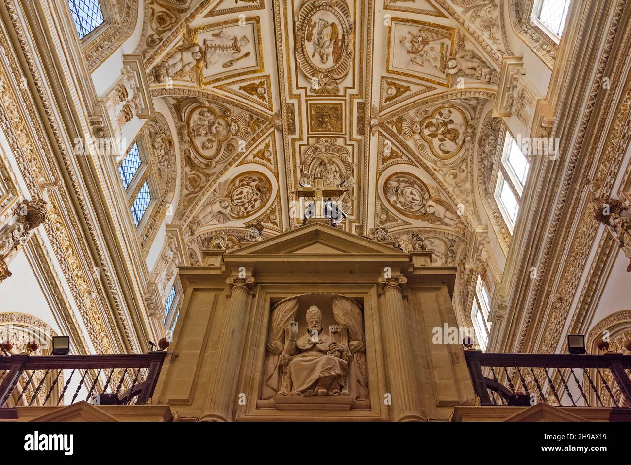 Innenraum der Mezquita-Kathedrale (Moschee-Kathedrale oder große Moschee von Cordoba), Cordoba, Provinz Cordoba, Autonome Gemeinschaft Andalusien, Spanien Stockfoto