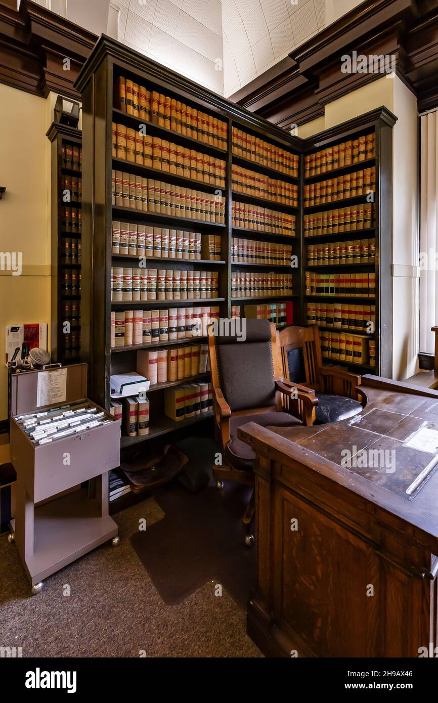 Rechtsbücher in einer Ecke eines Gerichtssaals im Pacific County Courthouse, South Bend, Washington State, USA Stockfoto