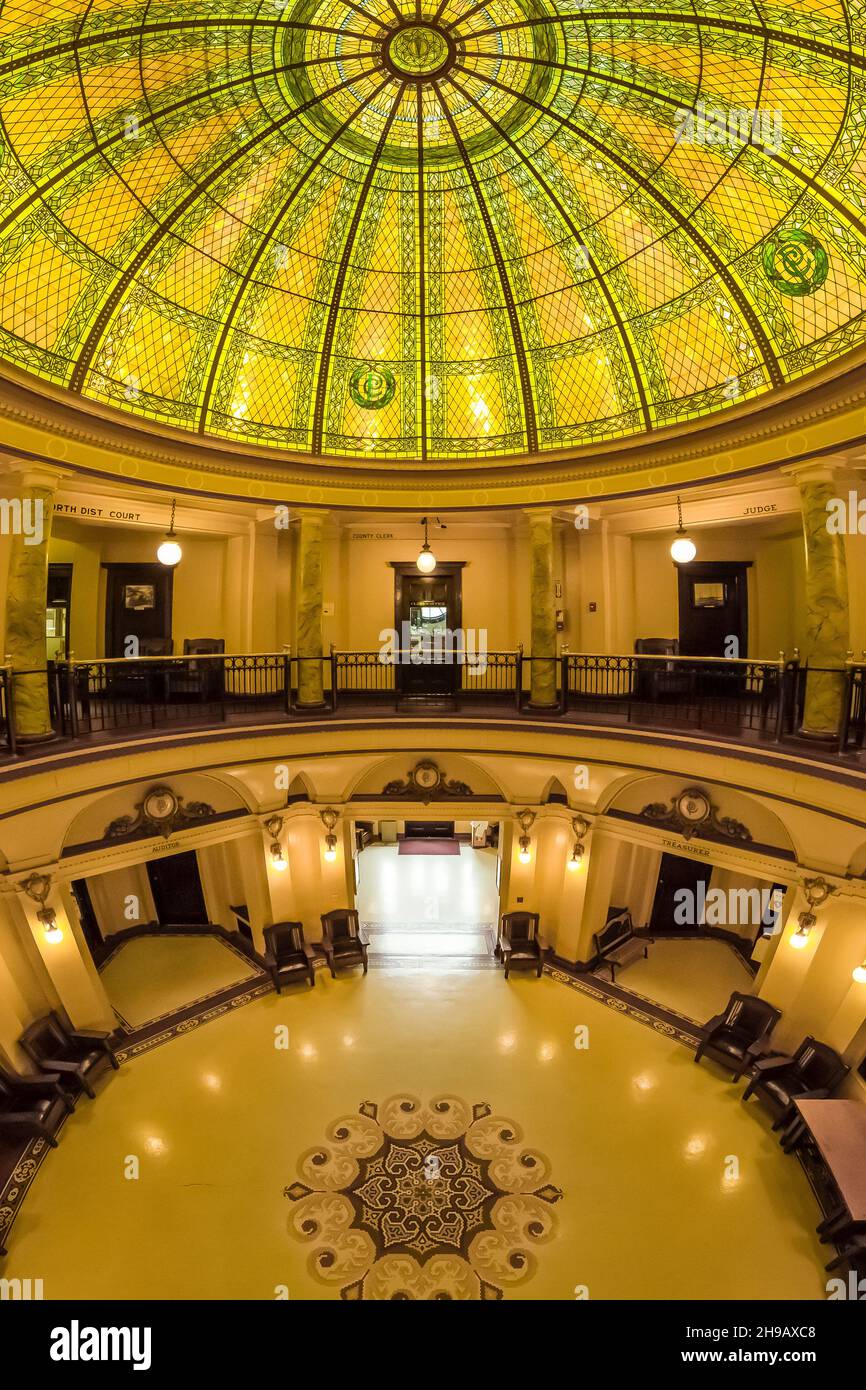 Buntglaskuppel im Pacific County Courthouse im Jahr 1910, South Bend, Washington State, USA Stockfoto