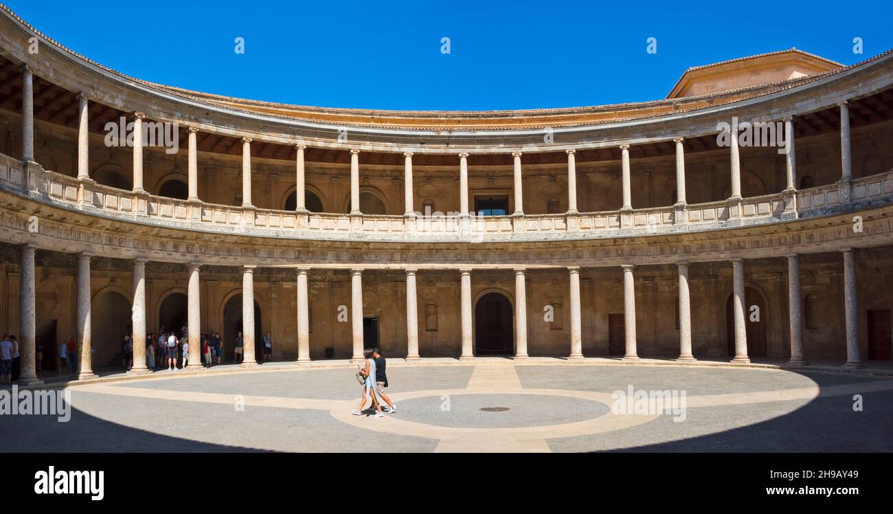 Kreisförmiger Innenhof im Palast Karls V. in der Alhambra, Granada, Provinz Granada, Autonome Gemeinschaft Andalusien, Spanien Stockfoto