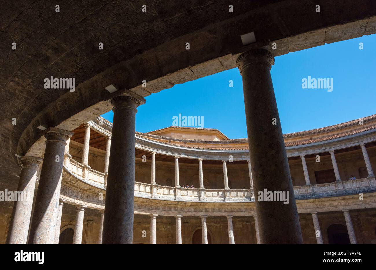 Kreisförmiger Innenhof im Palast Karls V. in der Alhambra, Granada, Provinz Granada, Autonome Gemeinschaft Andalusien, Spanien Stockfoto