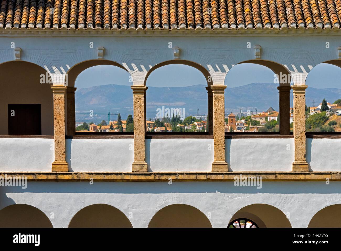 Blick vom Bogenfenster des Palacio de Generalife in der Alhambra, Granada, Provinz Granada, Autonome Gemeinschaft Andalusien, Spanien Stockfoto
