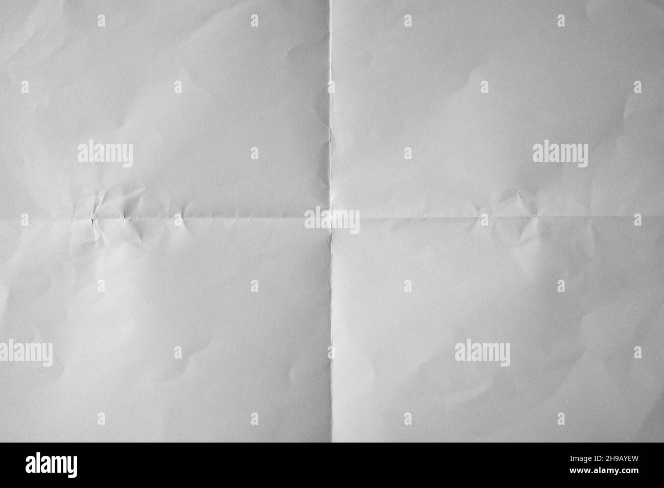 Unebenes weißes Papier, gefaltet im Hintergrund mit vier Bruchteilen Stockfoto