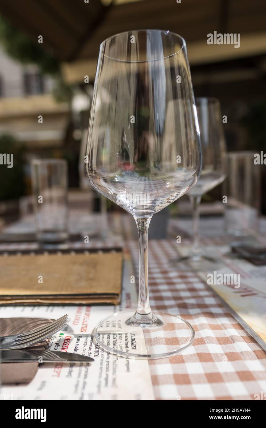 Leeres Weinglas auf einem Restauranttisch aus der Nähe Stockfoto