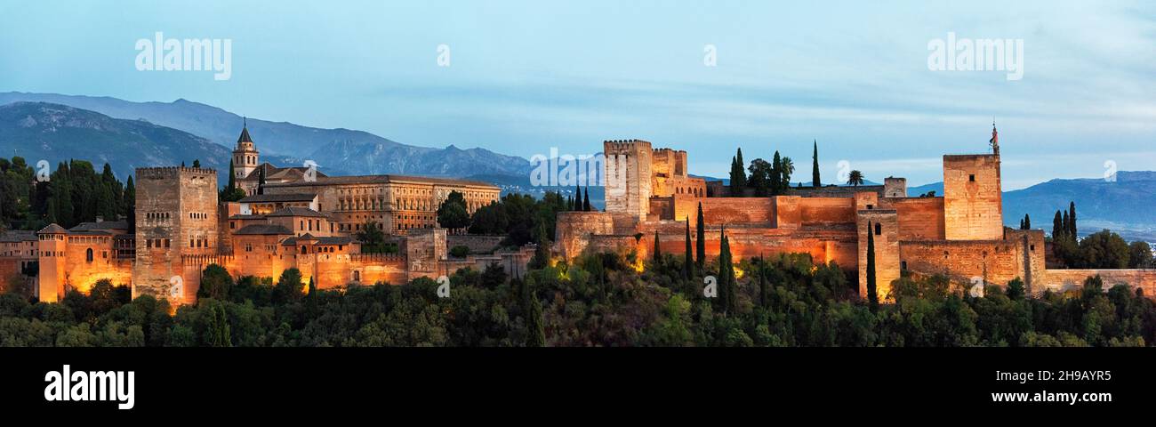 Palast und Festungsanlage der Alhambra in der Abenddämmerung, Granada, Provinz Granada, Autonome Gemeinschaft Andalusien, Spanien Stockfoto
