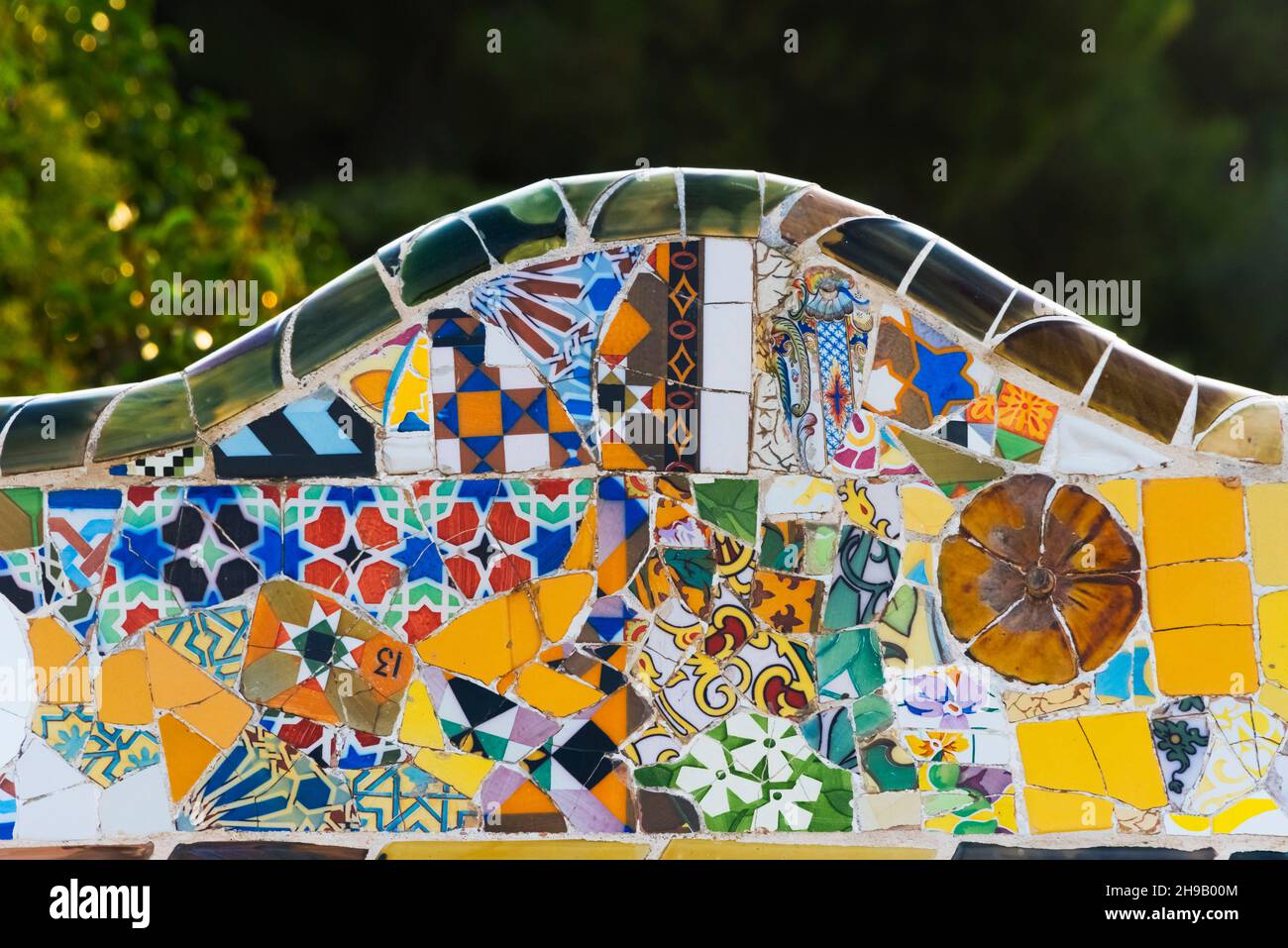 Park Guell von Gaudi, Mosaikarbeiten auf der Hauptterrasse, Barcelona, Provinz Barcelona, Autonome Gemeinschaft Katalonien, Spanien Stockfoto