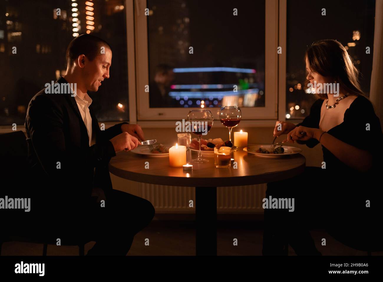 Romantisches Abendessen für zwei, verliebte Paare haben Valentinstag-Abendessen mit Kerzen, Dattsnacht in einem Restaurant, Hochzeitstag Familie Essen Stockfoto