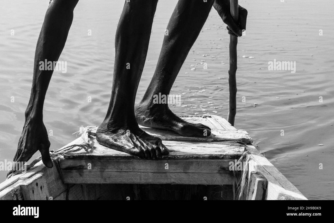 Mann auf dem Boot auf dem See Retba (Pink Lake), UNESCO-Weltkulturerbe, Halbinsel Cap Vert, Senegal Stockfoto