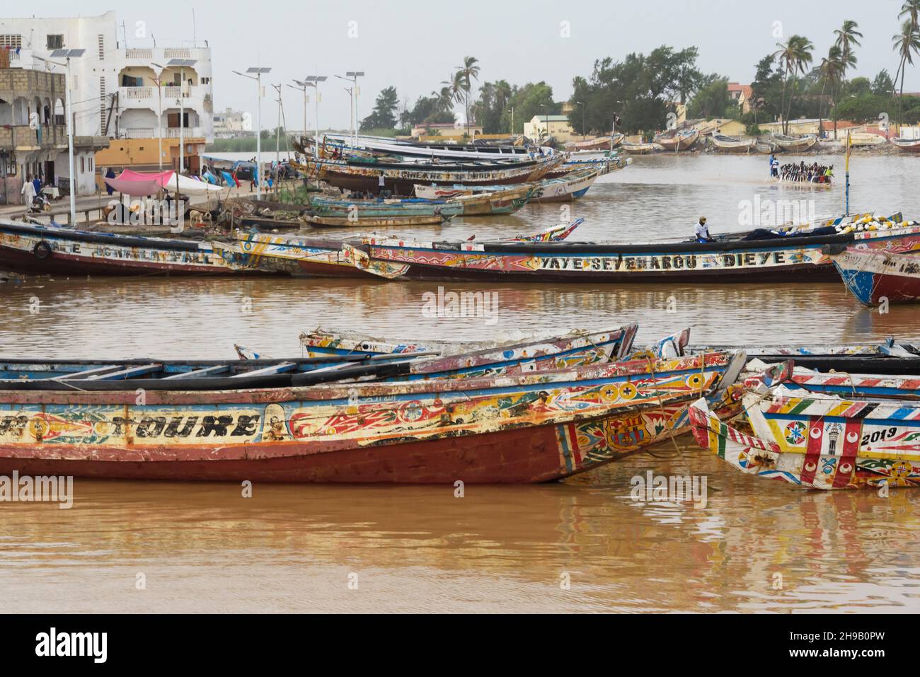 Gebäude und Boote am Flussufer des Senegal, Saint-Louis, Senegal Stockfoto