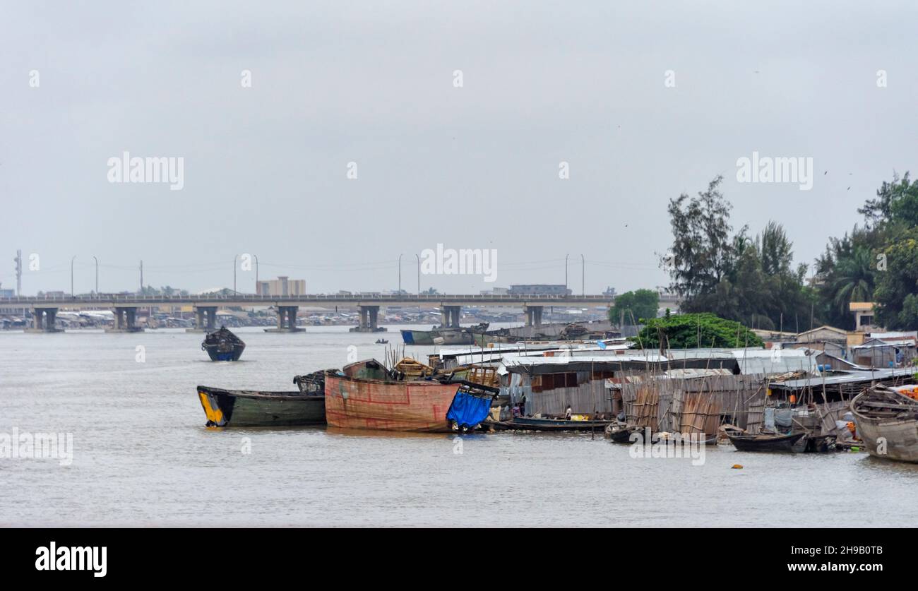 Alte Pont Brücke und Boote in der laguna, Cotonou, Benin Stockfoto