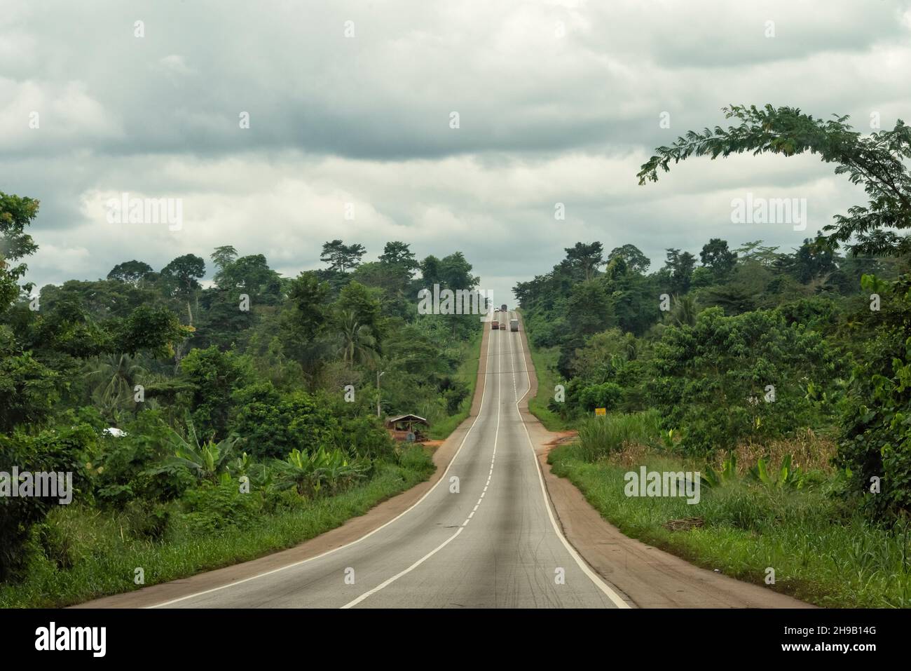Straße auf dem Land, Ghana Stockfoto