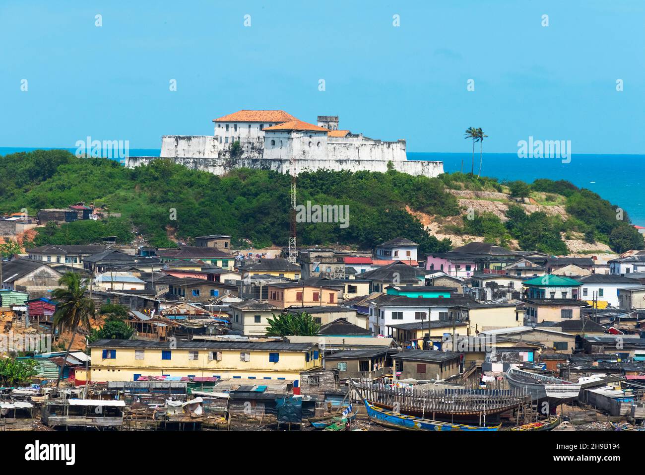 Fort Coenraadsburg (Fort Sao Tiago da Mina), eine kleine portugiesische Kapelle, mit Blick auf die Stadt Elmina, Zentralregion, Ghana Stockfoto