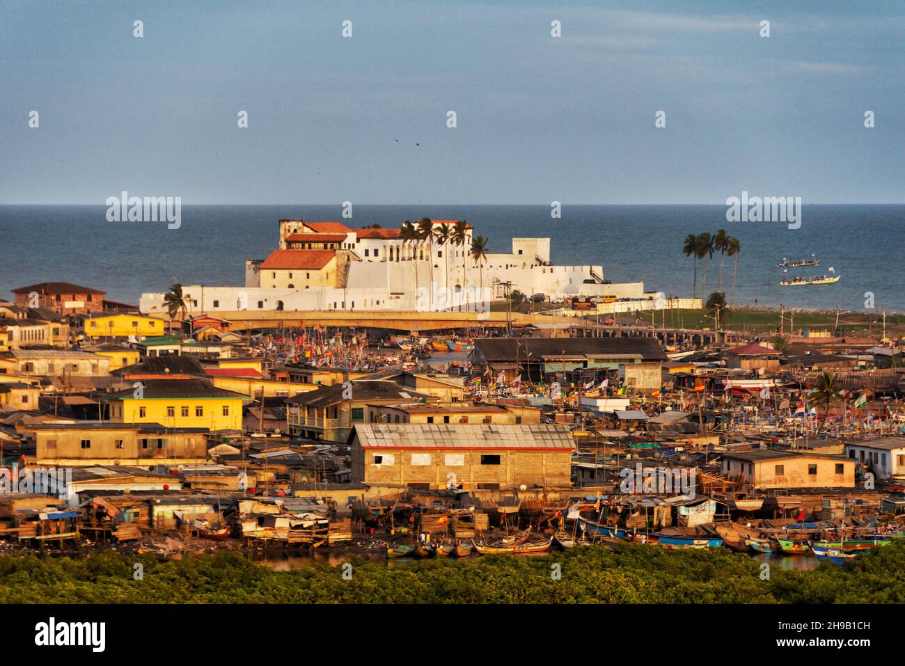 Blick auf die Burg von Elmina (St. George's Castle/Fort Saint Jorge) an der Küste mit Blick auf die Stadt Elmina, UNESCO-Weltkulturerbe, Elmina, Stockfoto